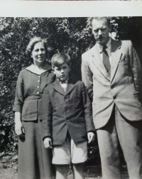 Maurice Benjamin Dallenger (shopkepper) with his wife Gladys and eldest son John.